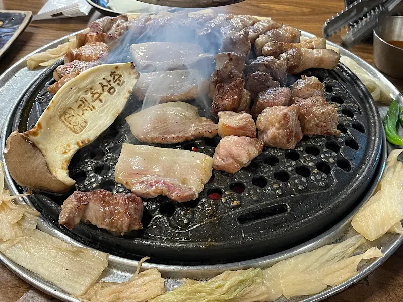 흑돼지와 곁들여 먹는 백김치