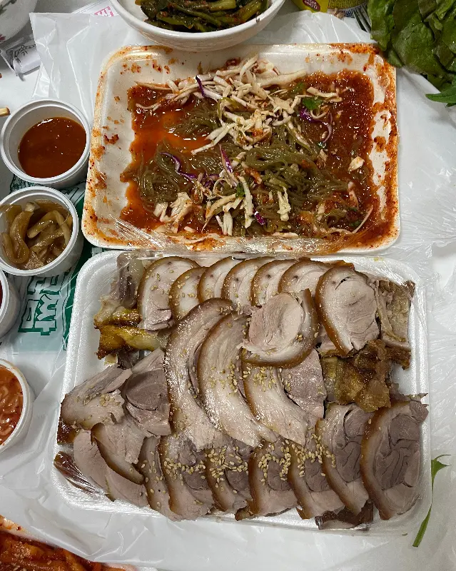 족발과 막국수가 함께 담긴 접시 사진