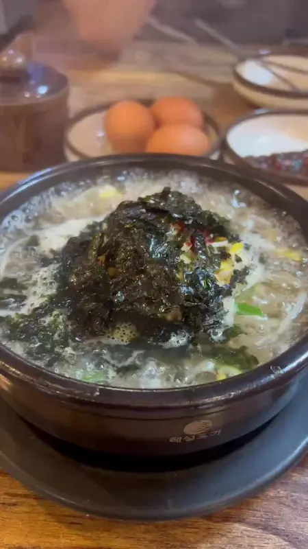 계란이 풀어져 있는 콩나물 국밥