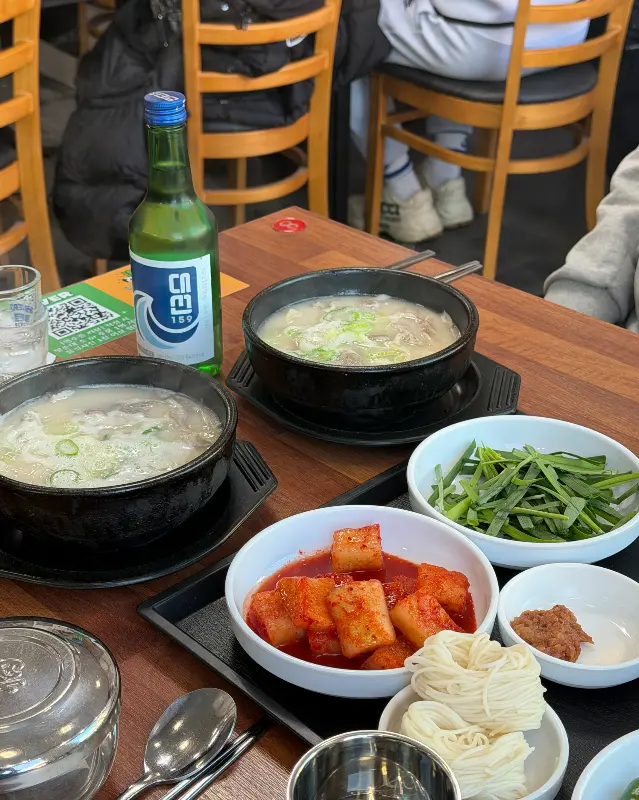 싱싱한 부추를 듬뿍 넣어 먹는 돼지국밥