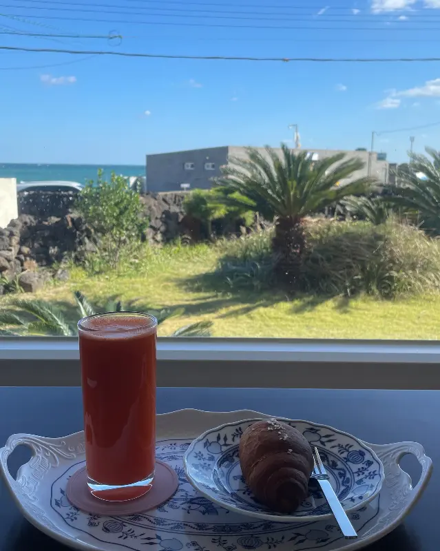 당근 주스와 소금빵