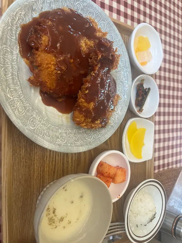 정갈하게 차려진 돈까스 한 상 차림