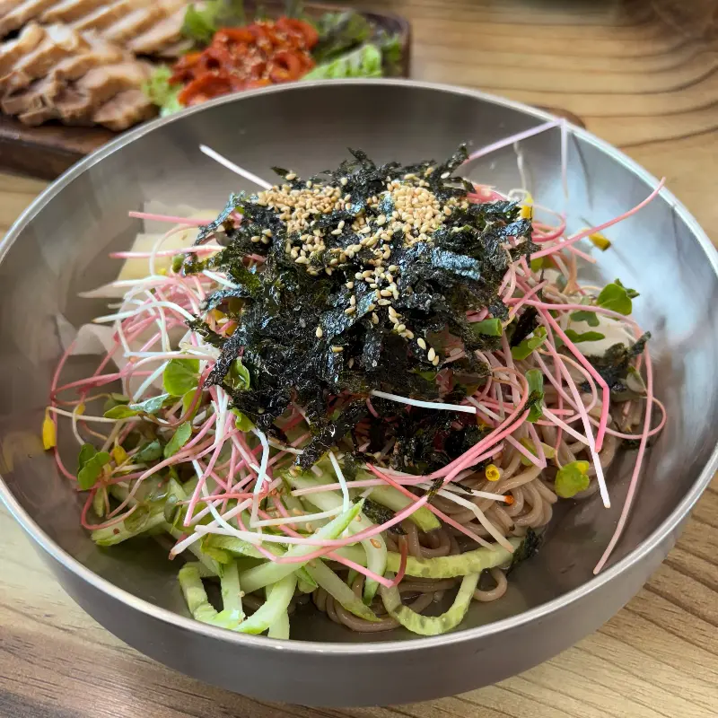 넓고 깔끔한 매장