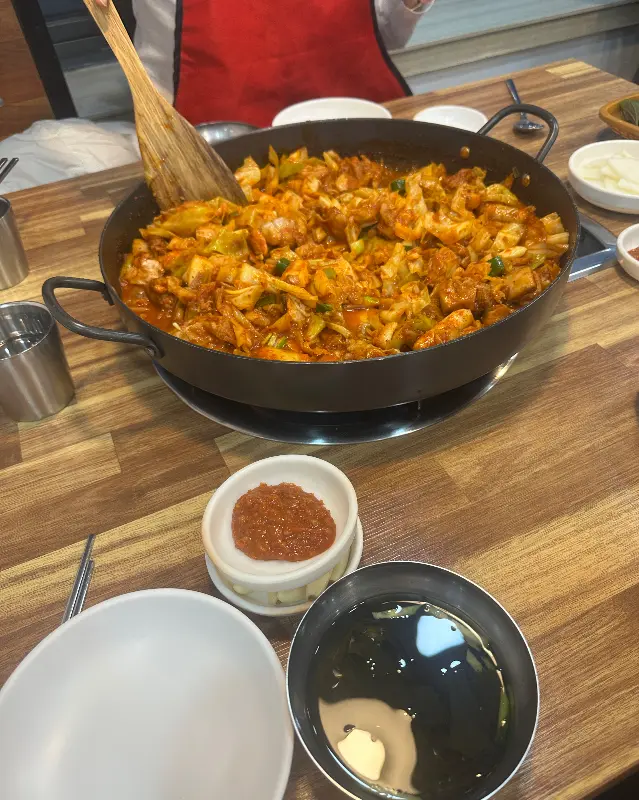 닭갈비가 철판 위에서 익어가는 모습