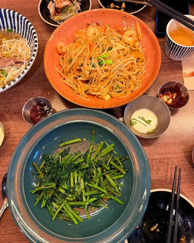 소고기 쌀국수, 해산물 볶음밥, 모닝글로리의 환상적인 조합