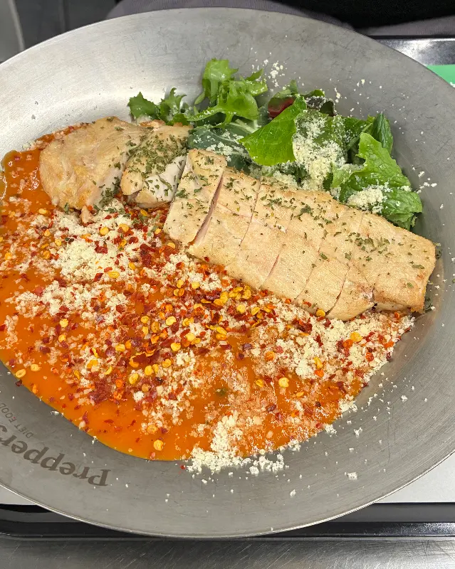 로제 소스가 듬뿍 뿌려진 샐러드 파스타