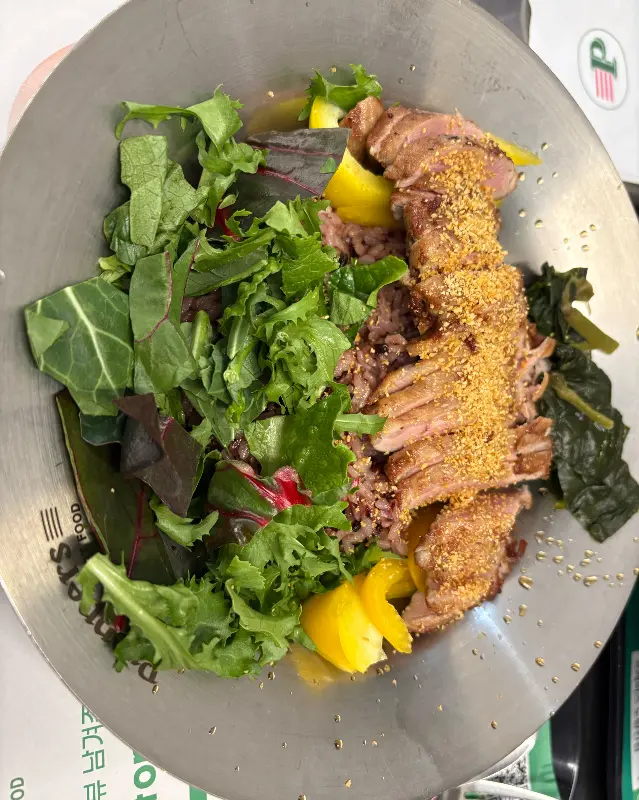 신선한 야채와 촉촉한 닭가슴살의 조화