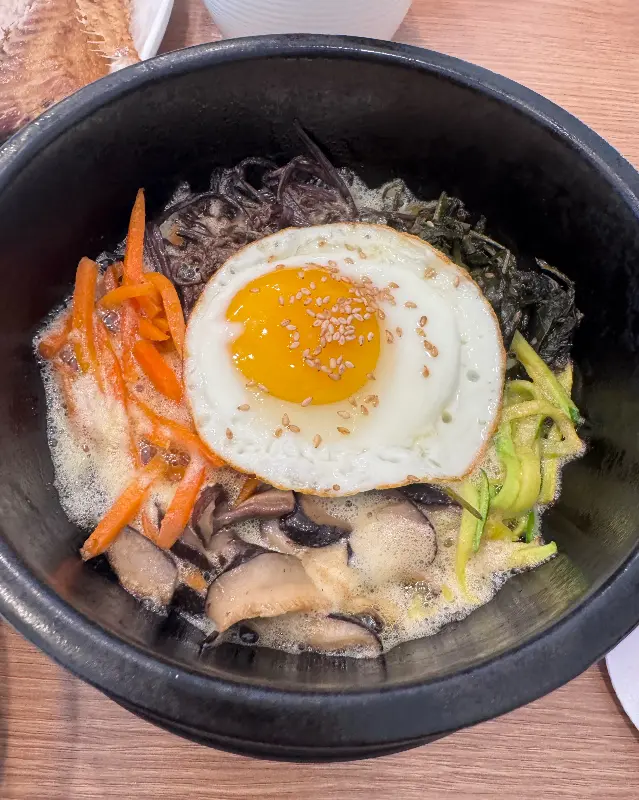 돌솥에 담겨 나오는 산채비빔밥