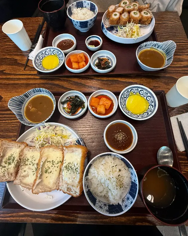 다양한 메뉴를 맛볼 수 있는 푸짐한 한 상