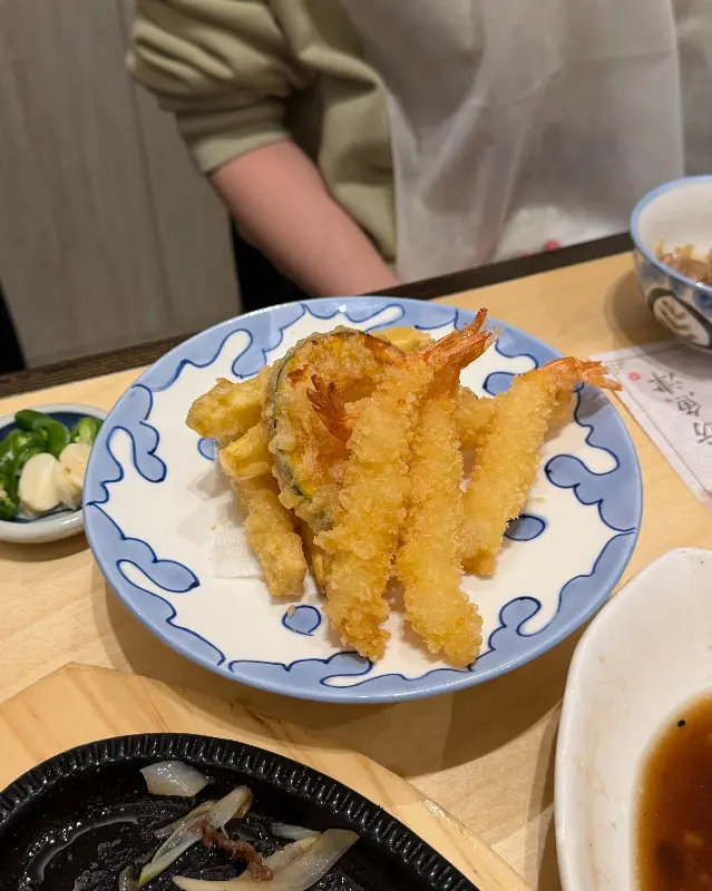 갓 튀겨져 나온 따끈한 튀김