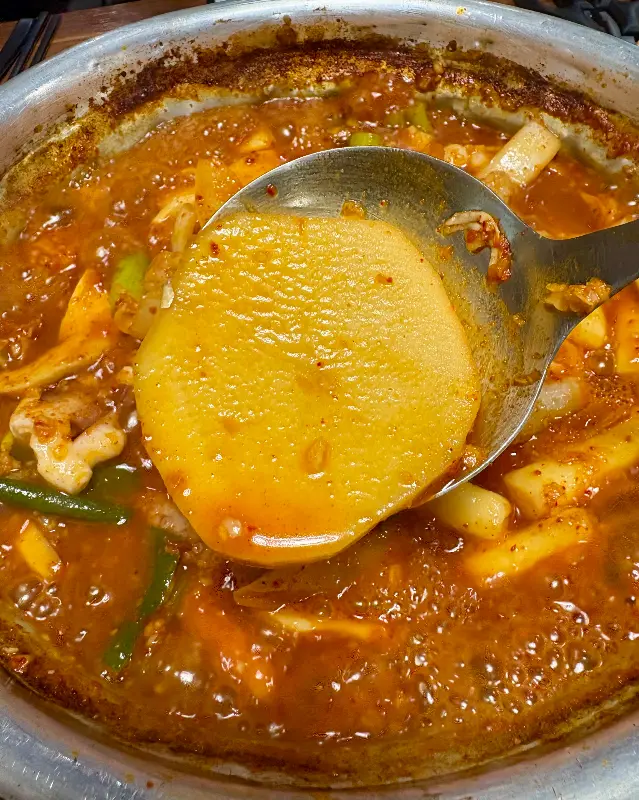 국자로 닭도리탕을 푸는 모습