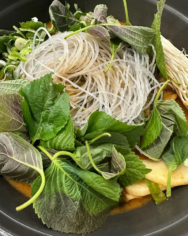 신선한 재료들이 듬뿍 들어간 감자탕