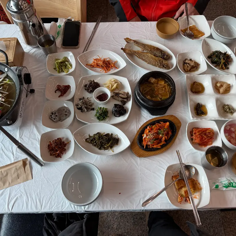 한상 가득 차려진 소나무 정식