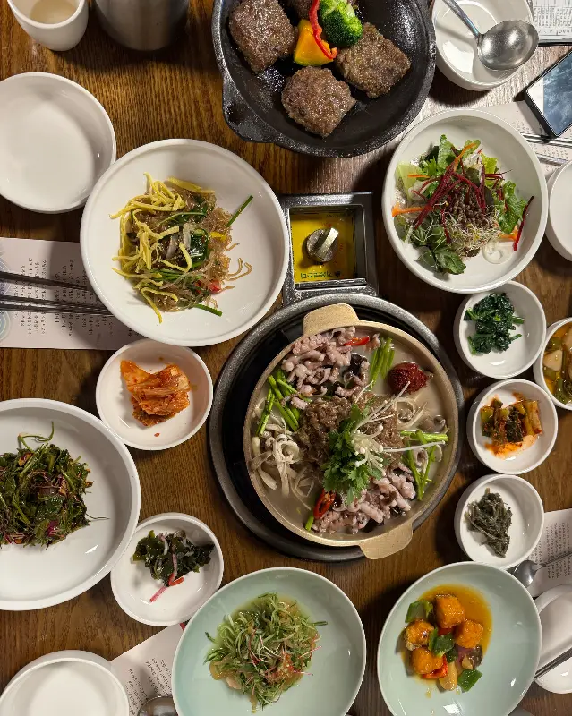 다채로운 곁들임 요리들과 떡갈비