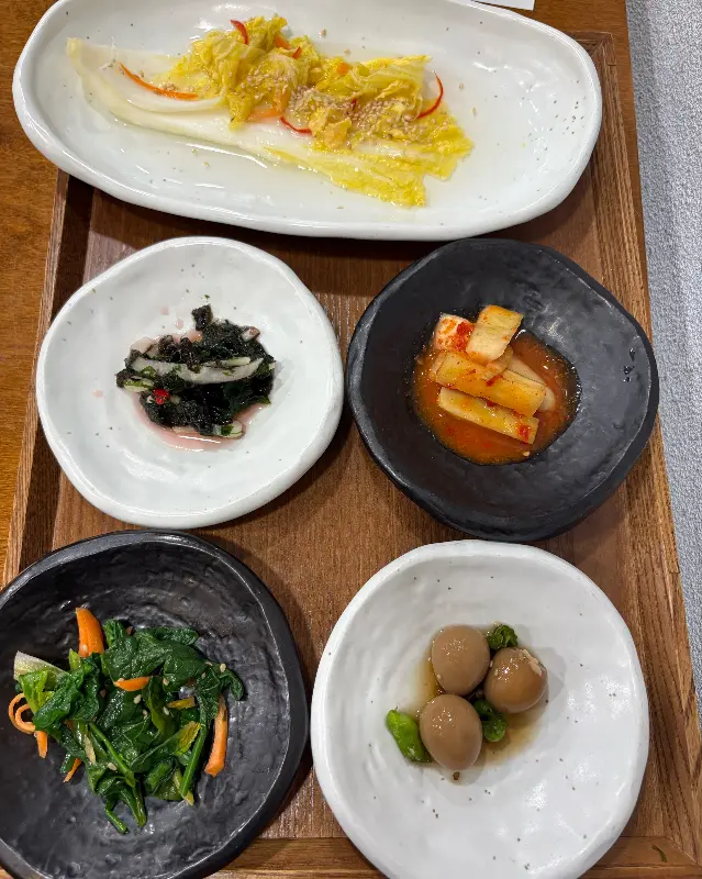 정갈하게 담겨 나온 몽돌집 밑반찬