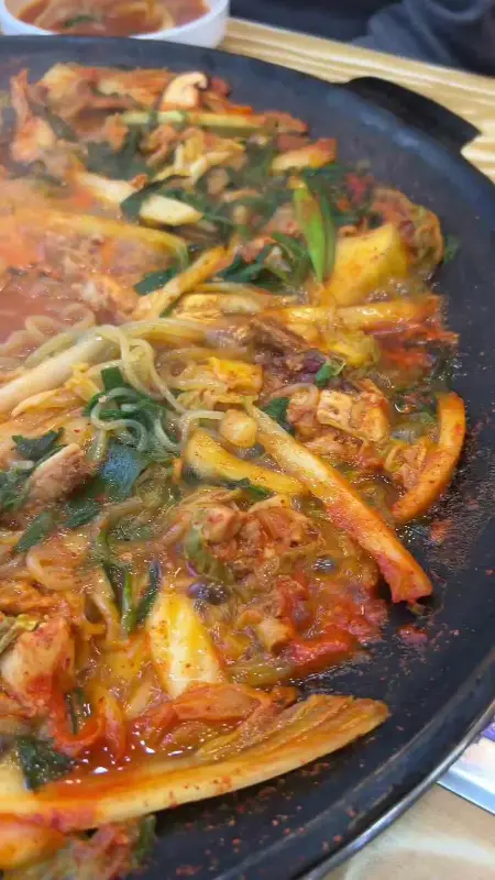 맛있게 끓고 있는 물닭갈비