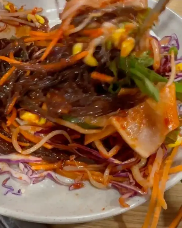 비빔면과 갈비살의 환상적인 조합