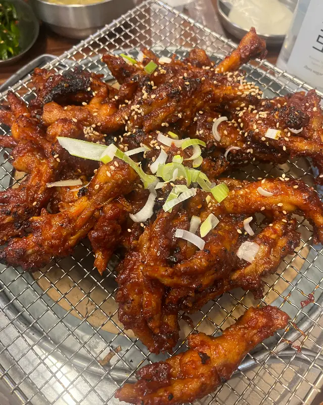 윤기가 좔좔 흐르는 숯불닭발