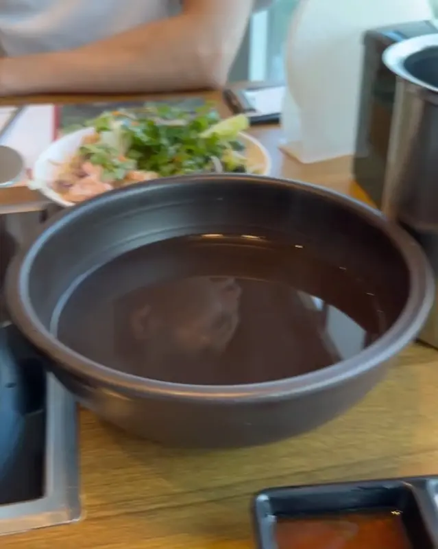 샤브샤브 육수와 샐러드