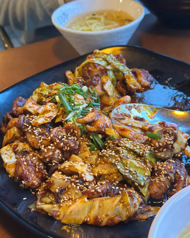 맛깔스러운 쭈꾸미 볶음과 시원한 냉국수의 조화