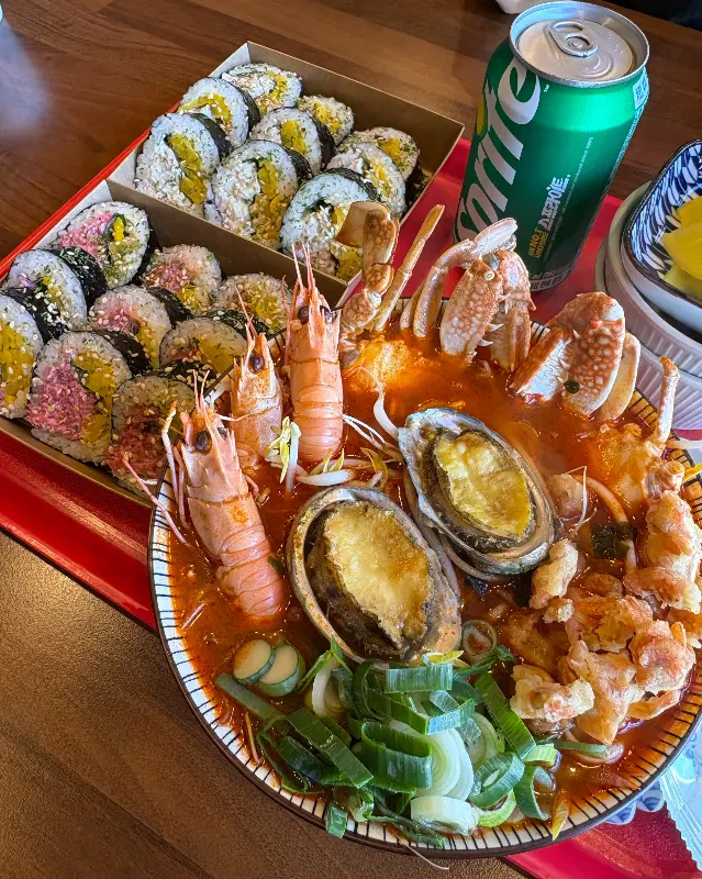 딱새우라면과 김밥 두 줄이 함께 놓인 모습