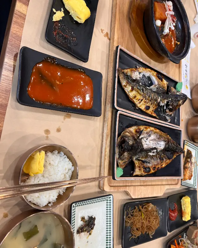 고등어 구이와 다양한 반찬