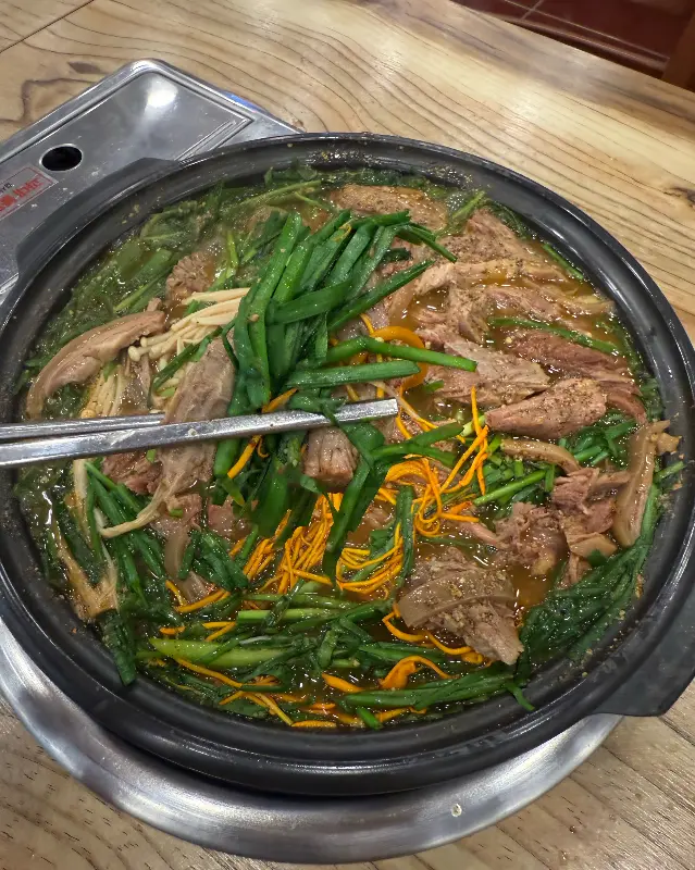 염소전골이 끓고 있는 모습