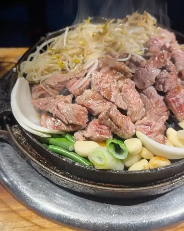 잘 구워진 양고기의 모습