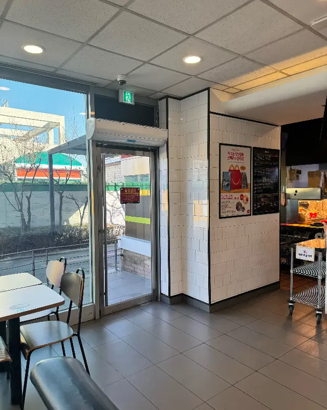 맥도날드 포천DT점 내부