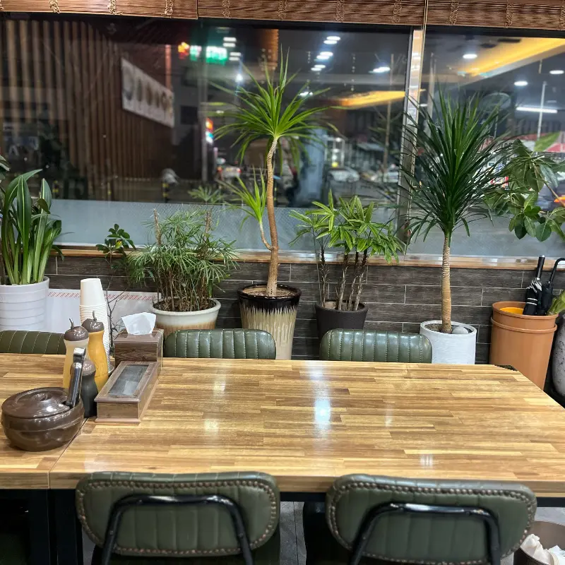 창가 테이블의 화분들