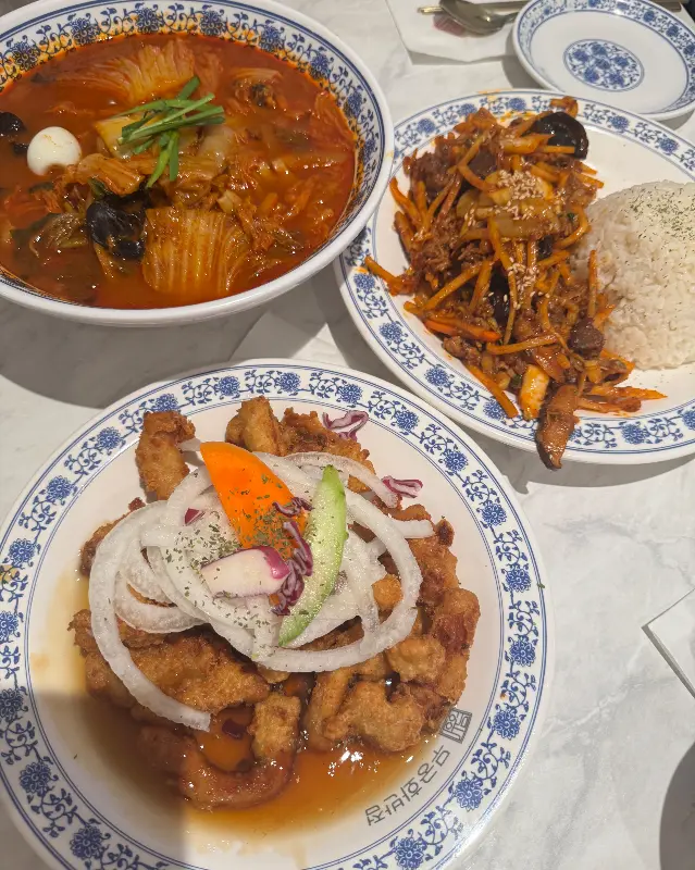 짬뽕, 탕수육, 쟁반짜장이 놓인 테이블