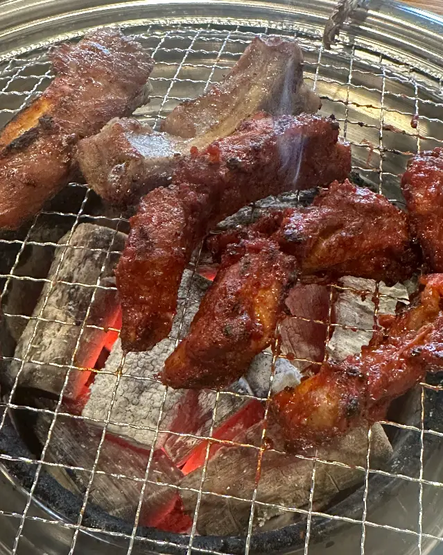 숯불 위에서 익어가는 매운 쪽갈비