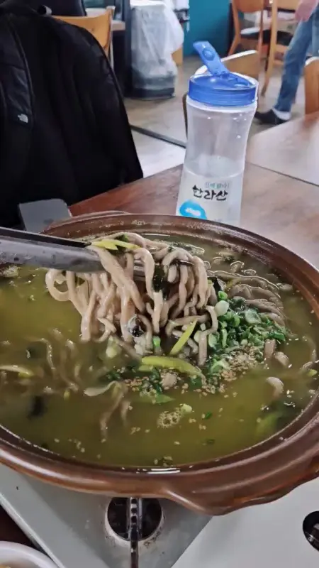 보말칼국수의 면을 들어올리는 모습