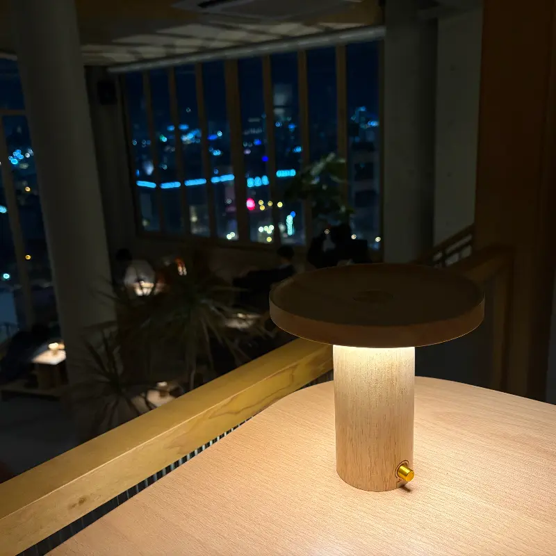 테이블 위 은은한 조명이 아늑한 분위기를 더한다