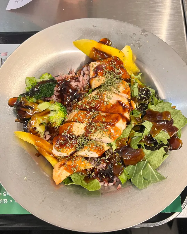 윤기가 흐르는 치킨 샐러드 파스타