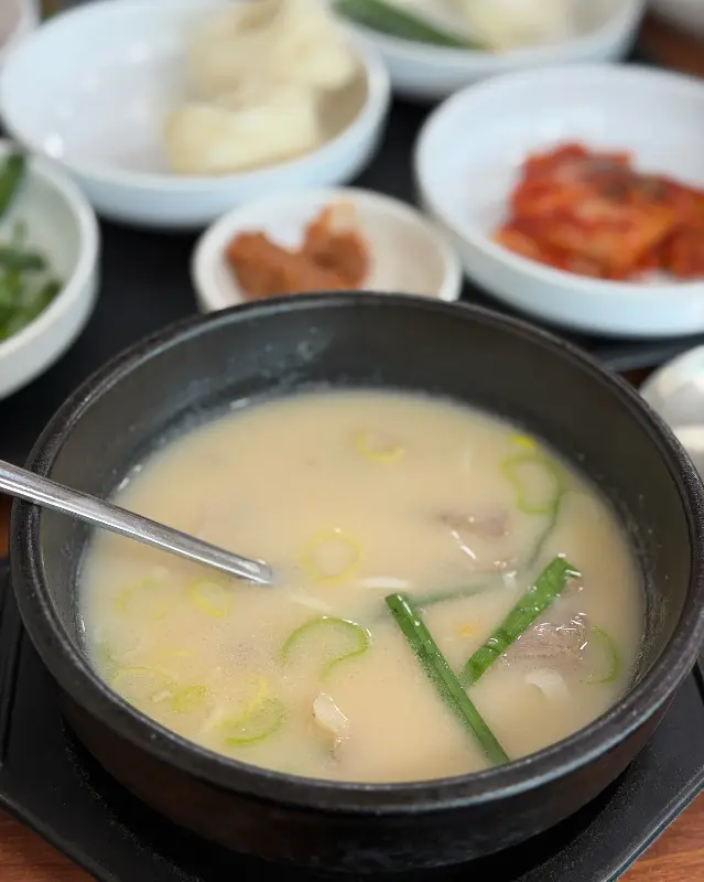 뽀얀 국물이 인상적인 돼지국밥