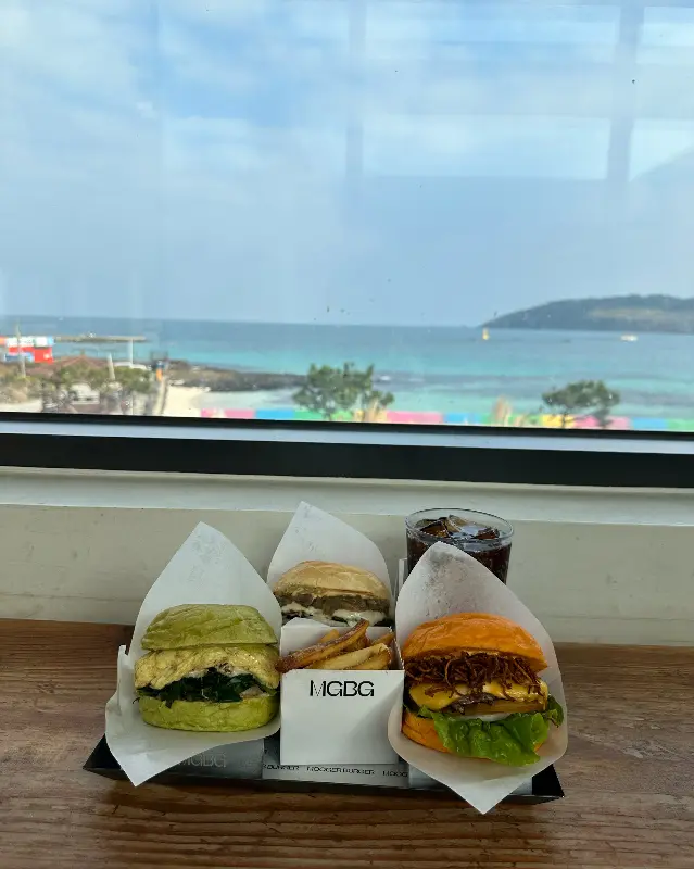 창밖으로 보이는 함덕 해수욕장