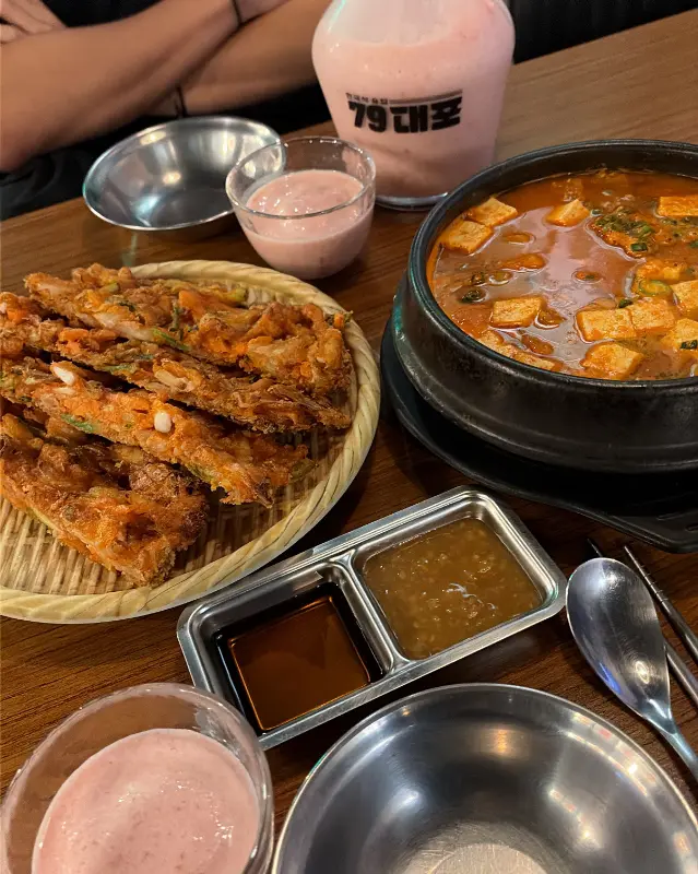 딸기 막걸리와 해물파전