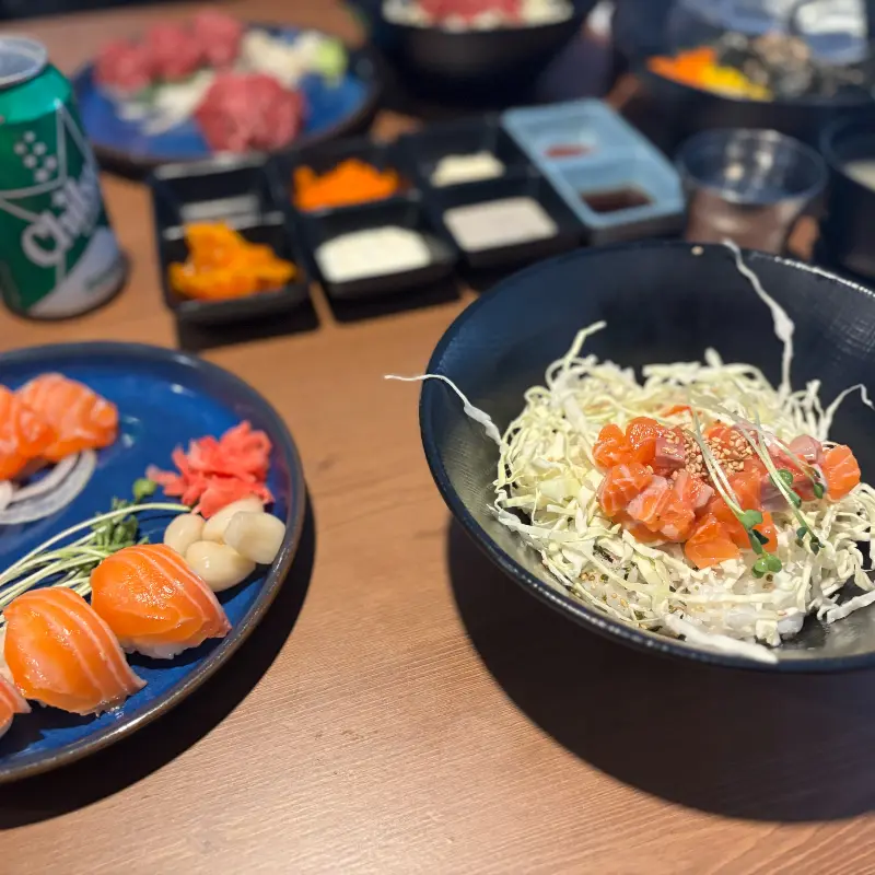 연어 덮밥 위에 신선한 연어가 듬뿍 올려진 모습