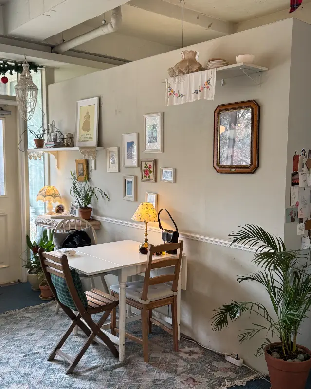 아늑하고 빈티지한 분위기의 카페 내부