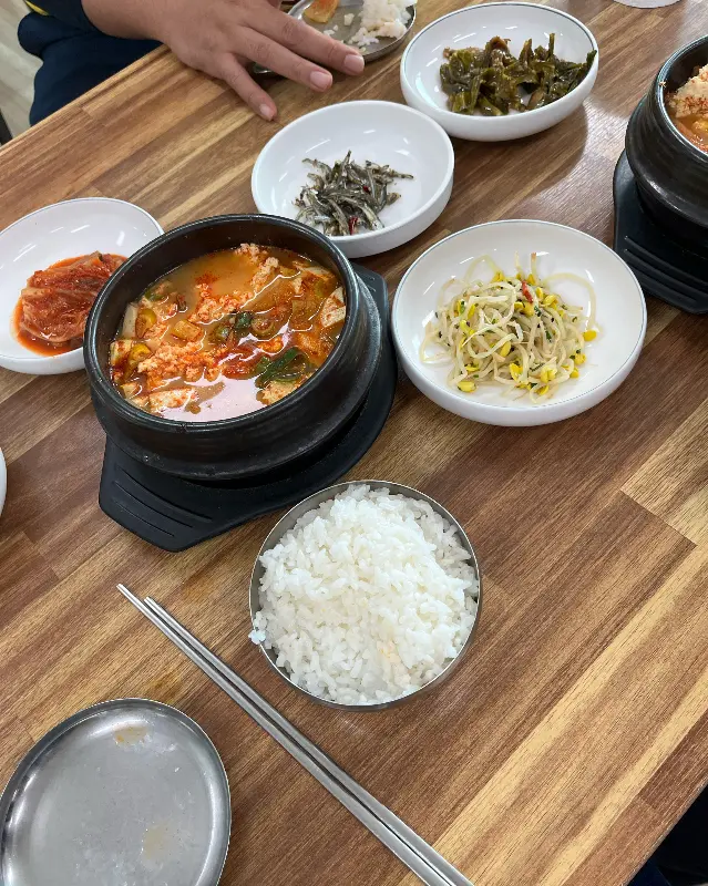 맛깔스러운 순두부 찌개 한 상