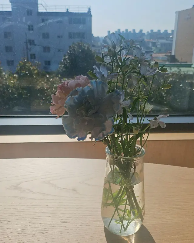 테이블 위에 놓인 작은 꽃 장식