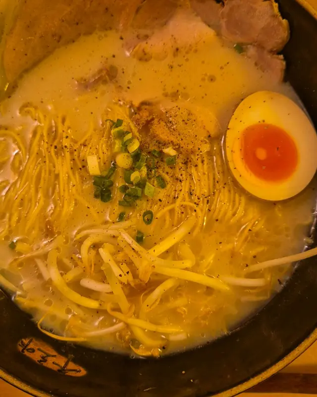 뽀얀 국물이 인상적인 돈코츠 라멘