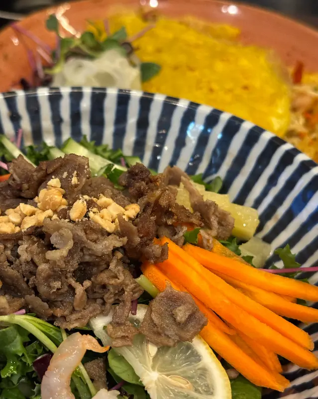 신선한 야채와 소고기가 조화로운 분보싸오