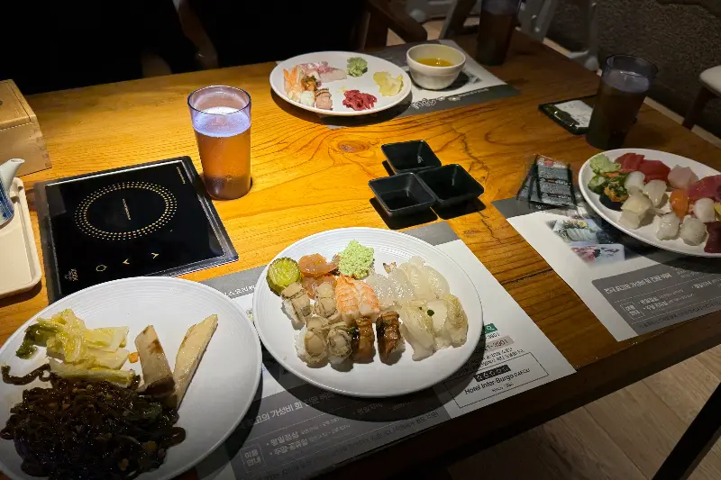 푸짐하게 차려진 테이블