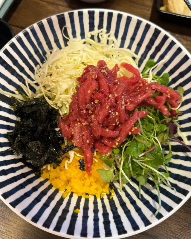 육회와 밥의 조화