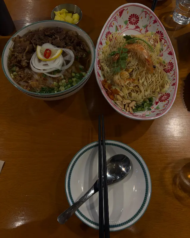 테이블 위에 놓인 쌀국수와 팟타이