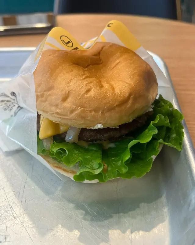 포장지에서 꺼낸 프랭크버거의 모습