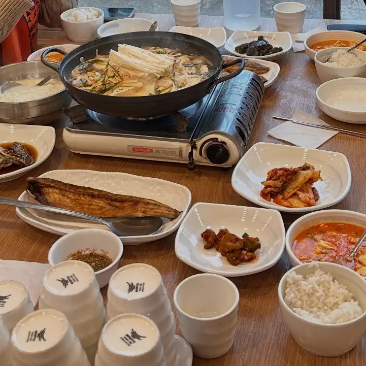테이블 가득 차려진 순두부 정식 한 상 차림