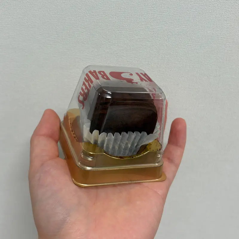 투명 케이스에 담긴 케이크